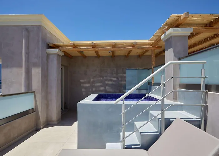 Sea Breeze Santorini Resort, Curio By Hilton Agios Georgios (Santorini)