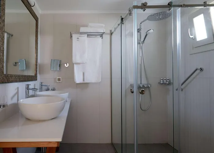 Sea Breeze Santorini Resort, Curio By Hilton منتجع Agios Georgios (Santorini)