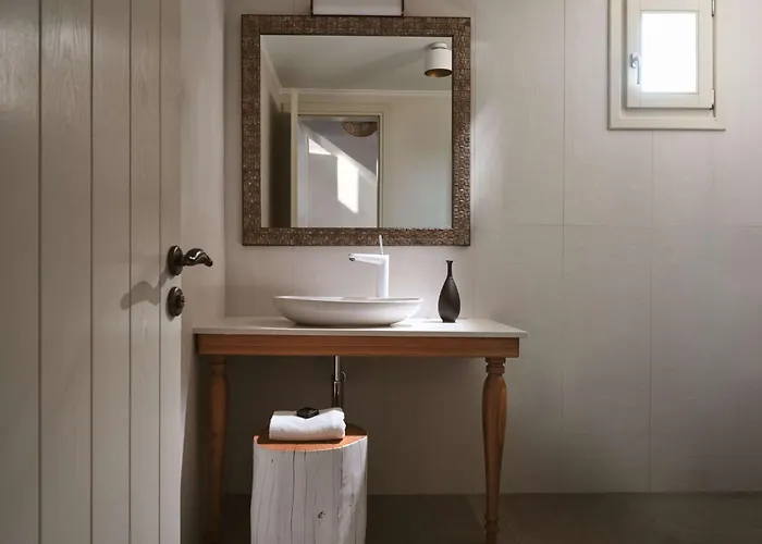 Sea Breeze Santorini Resort, Curio By Hilton منتجع