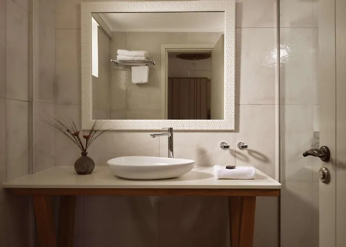 منتجع Sea Breeze Santorini Resort, Curio By Hilton 5*