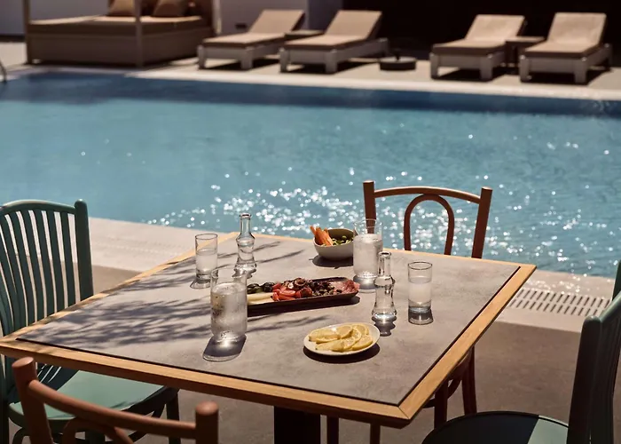 منتجع Sea Breeze Santorini Resort, Curio By Hilton