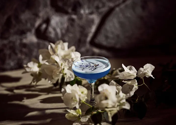 Sea Breeze Santorini Resort, Curio By Hilton منتجع