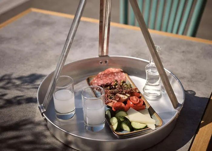 Sea Breeze Santorini Resort, Curio By Hilton Agios Georgios (Santorini)